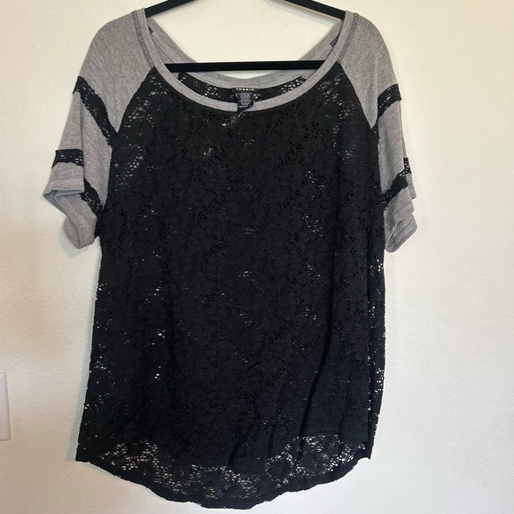 TORRID Plus Black &  Grey Raglan Lace Baseball Tee Size 1 - Picture 1 of 7